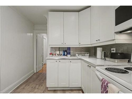 39 Haddon Avenue N, Hamilton, ON - Indoor Photo Showing Kitchen