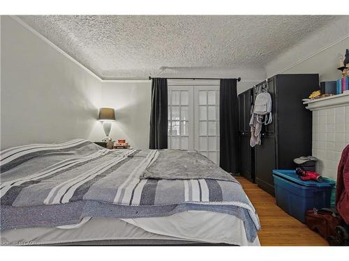 39 Haddon Avenue N, Hamilton, ON - Indoor Photo Showing Kitchen