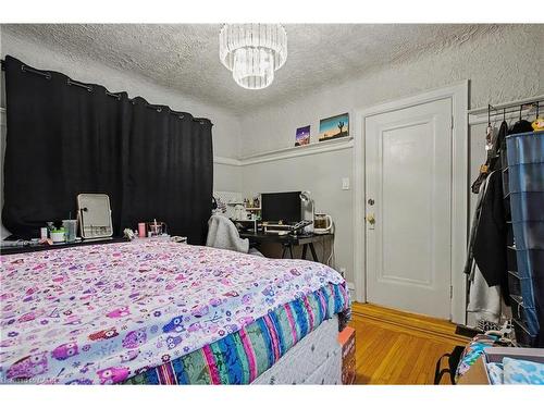 39 Haddon Avenue N, Hamilton, ON - Indoor Photo Showing Bedroom