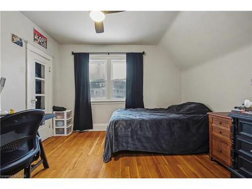 39 Haddon Avenue N, Hamilton, ON - Indoor Photo Showing Bedroom