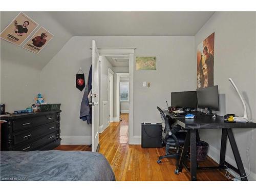 39 Haddon Avenue N, Hamilton, ON - Indoor Photo Showing Bedroom