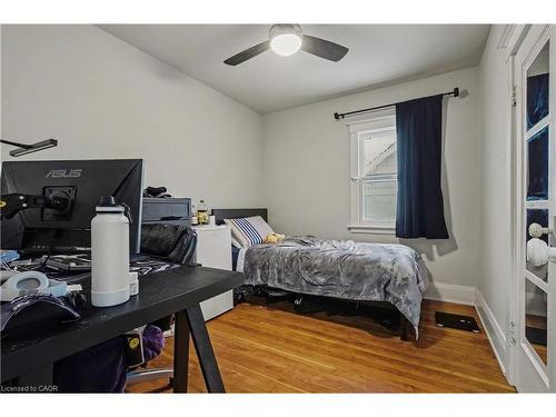 39 Haddon Avenue N, Hamilton, ON - Indoor Photo Showing Bedroom
