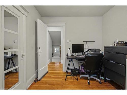 39 Haddon Avenue N, Hamilton, ON - Indoor Photo Showing Bedroom