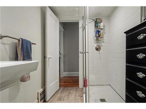 39 Haddon Avenue N, Hamilton, ON - Indoor Photo Showing Bedroom