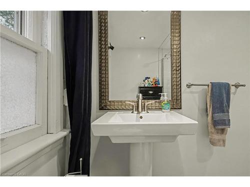 39 Haddon Avenue N, Hamilton, ON - Indoor Photo Showing Bedroom