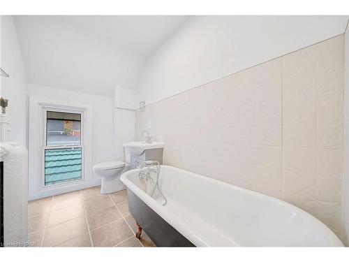 115 West Main Street, Welland, ON - Indoor Photo Showing Bathroom