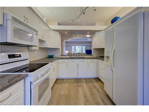 430 Caryndale Drive, Kitchener, ON - Indoor Photo Showing Kitchen