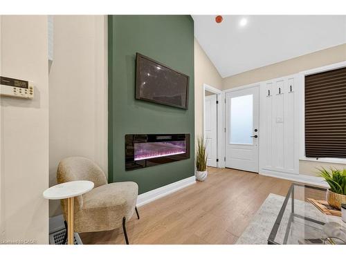 156 Walter Avenue N, Hamilton, ON - Indoor Photo Showing Living Room