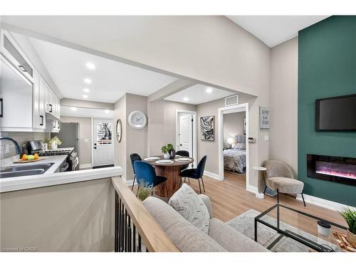 156 Walter Avenue N, Hamilton, ON - Indoor Photo Showing Living Room