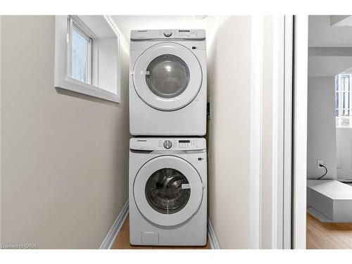 156 Walter Avenue N, Hamilton, ON - Indoor Photo Showing Bathroom