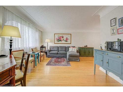 1 Bryant Court, Hamilton, ON - Indoor Photo Showing Living Room