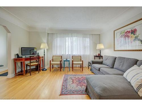 1 Bryant Court, Hamilton, ON - Indoor Photo Showing Living Room