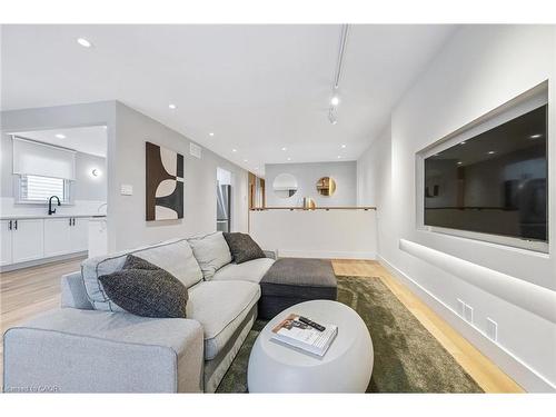1352 Vancouver Crescent, Burlington, ON - Indoor Photo Showing Living Room