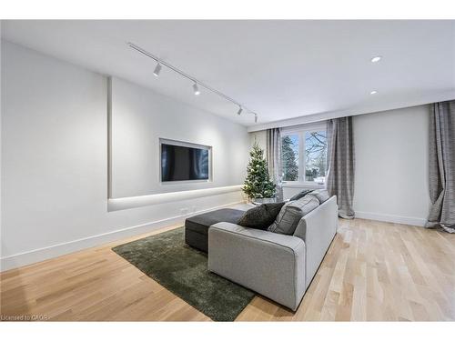 1352 Vancouver Crescent, Burlington, ON - Indoor Photo Showing Living Room