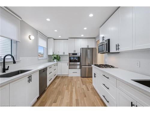 1352 Vancouver Crescent, Burlington, ON - Indoor Photo Showing Kitchen With Upgraded Kitchen