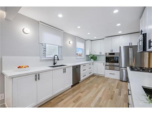 1352 Vancouver Crescent, Burlington, ON - Indoor Photo Showing Kitchen With Upgraded Kitchen