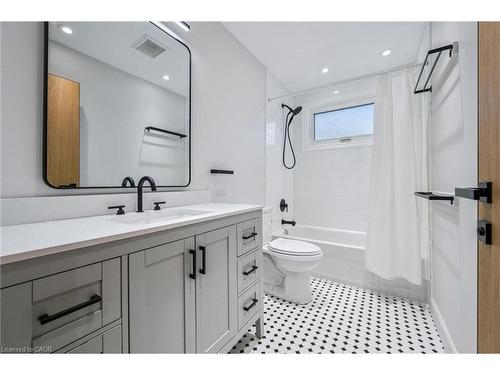 1352 Vancouver Crescent, Burlington, ON - Indoor Photo Showing Bathroom