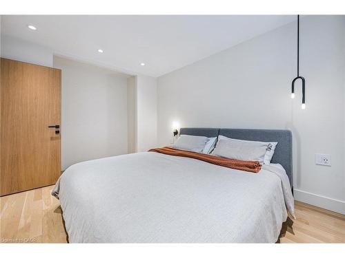 1352 Vancouver Crescent, Burlington, ON - Indoor Photo Showing Bedroom