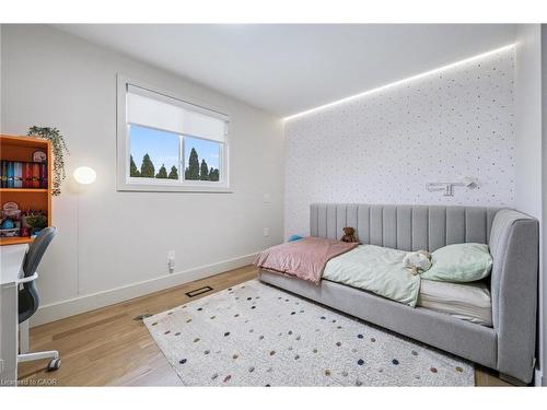 1352 Vancouver Crescent, Burlington, ON - Indoor Photo Showing Bedroom