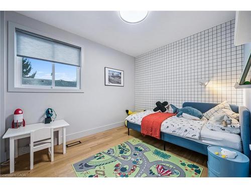 1352 Vancouver Crescent, Burlington, ON - Indoor Photo Showing Bedroom