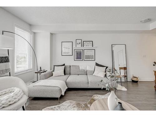 218 Huguenot Road, Oakville, ON - Indoor Photo Showing Living Room