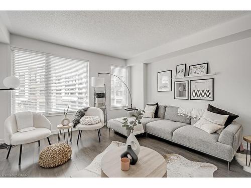 218 Huguenot Road, Oakville, ON - Indoor Photo Showing Living Room