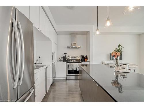 218 Huguenot Road, Oakville, ON - Indoor Photo Showing Kitchen With Stainless Steel Kitchen With Double Sink With Upgraded Kitchen