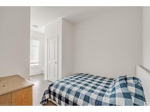 218 Huguenot Road, Oakville, ON - Indoor Photo Showing Bedroom