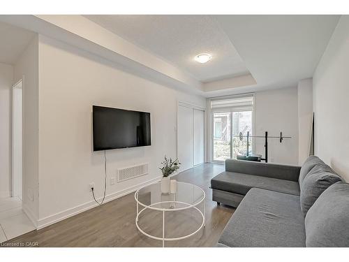 218 Huguenot Road, Oakville, ON - Indoor Photo Showing Living Room