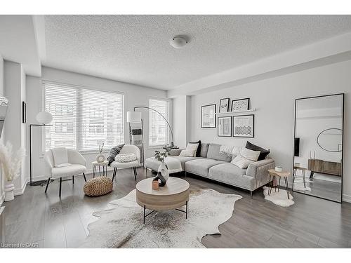 218 Huguenot Road, Oakville, ON - Indoor Photo Showing Living Room