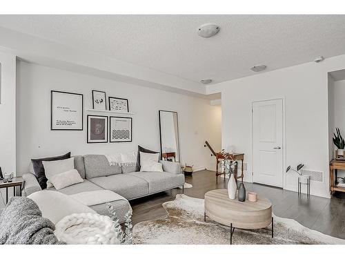 218 Huguenot Road, Oakville, ON - Indoor Photo Showing Living Room
