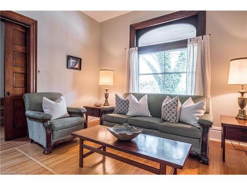 219 Charlton Avenue W, Hamilton, ON - Indoor Photo Showing Living Room