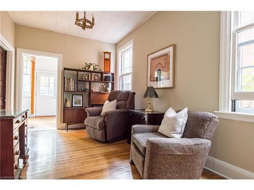 219 Charlton Avenue W, Hamilton, ON - Indoor Photo Showing Living Room