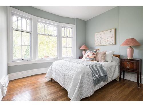 219 Charlton Avenue W, Hamilton, ON - Indoor Photo Showing Bedroom