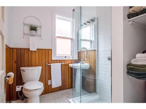 219 Charlton Avenue W, Hamilton, ON - Indoor Photo Showing Bathroom
