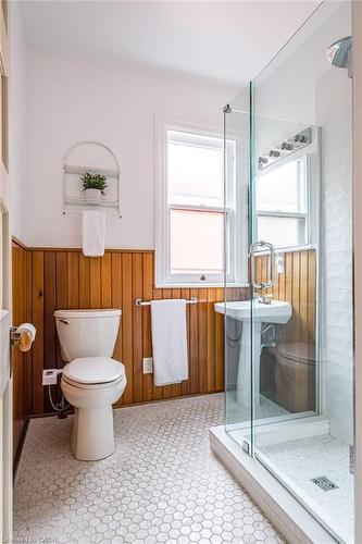 219 Charlton Avenue W, Hamilton, ON - Indoor Photo Showing Bathroom