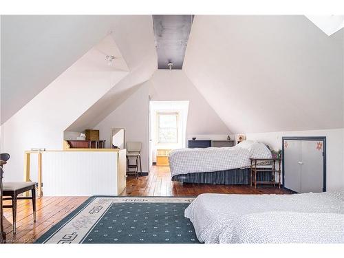 219 Charlton Avenue W, Hamilton, ON - Indoor Photo Showing Bedroom