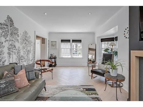 1060 Mohawk Road, Burlington, ON - Indoor Photo Showing Living Room