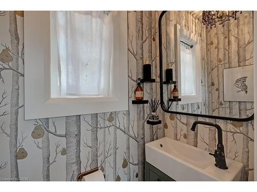 1060 Mohawk Road, Burlington, ON - Indoor Photo Showing Bathroom