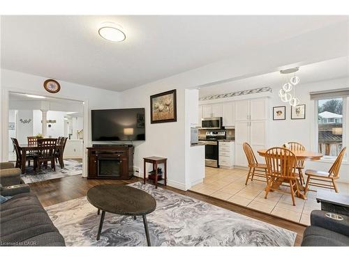 6 Heatherwood Place, Kitchener, ON - Indoor Photo Showing Living Room