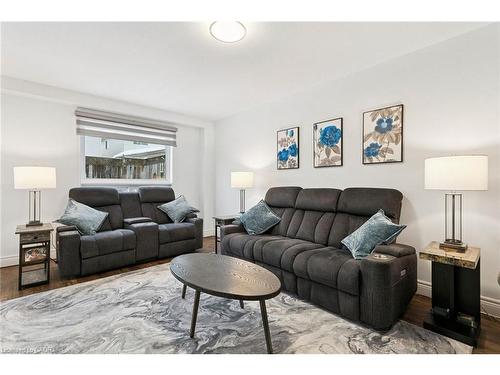 6 Heatherwood Place, Kitchener, ON - Indoor Photo Showing Living Room