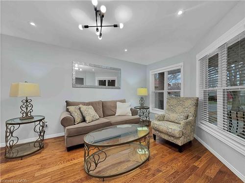 157 Twin Crescent, Hamilton, ON - Indoor Photo Showing Living Room