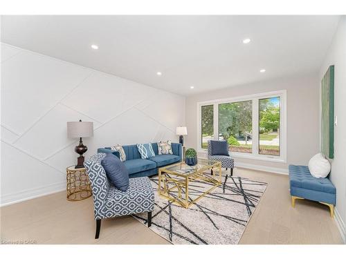 2392 Arnold Crescent, Burlington, ON - Indoor Photo Showing Living Room