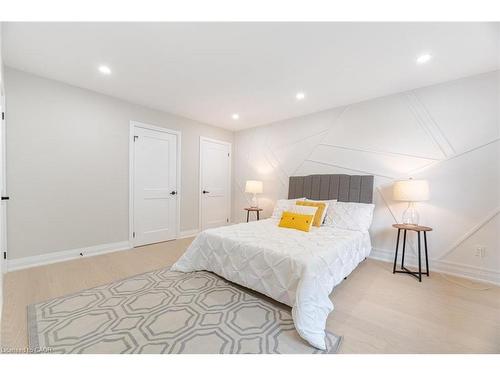 2392 Arnold Crescent, Burlington, ON - Indoor Photo Showing Bedroom