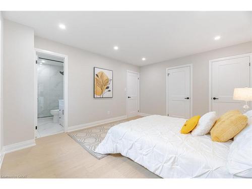 2392 Arnold Crescent, Burlington, ON - Indoor Photo Showing Bedroom