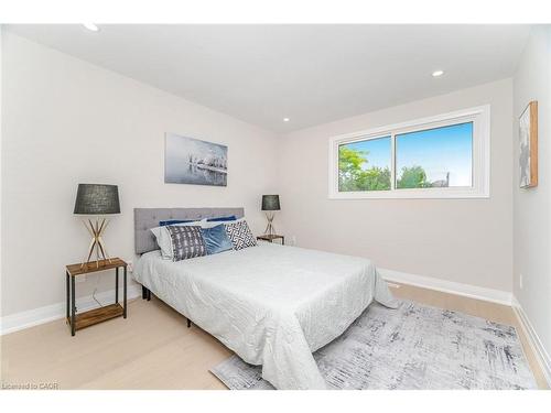 2392 Arnold Crescent, Burlington, ON - Indoor Photo Showing Bedroom