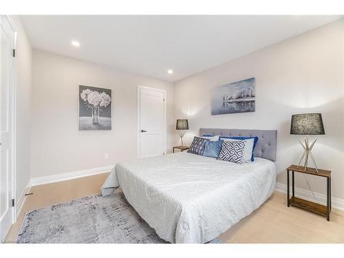 2392 Arnold Crescent, Burlington, ON - Indoor Photo Showing Bedroom