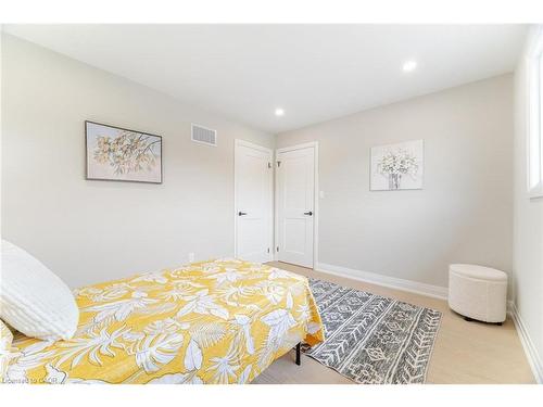 2392 Arnold Crescent, Burlington, ON - Indoor Photo Showing Bedroom
