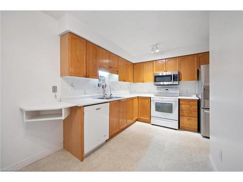 66 Benesfort Drive, Kitchener, ON - Indoor Photo Showing Kitchen