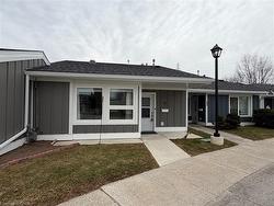 21 Gates Lane  Hamilton, ON L9B 1T8